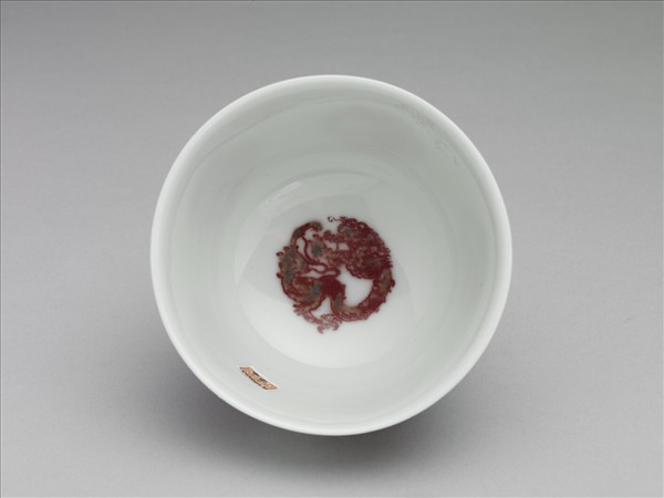 白瓷釉裡紅團龍紋杯