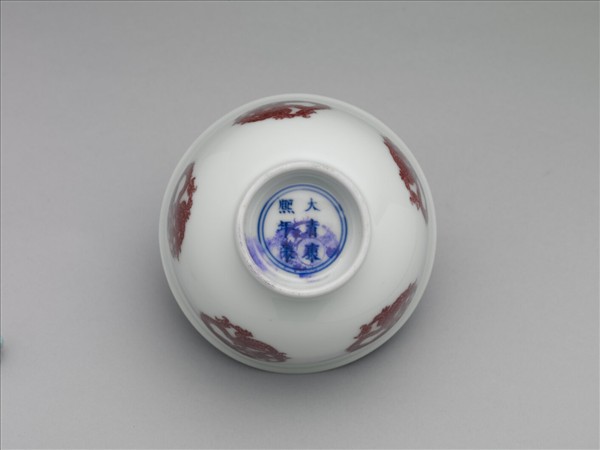 白瓷釉裡紅團龍紋杯