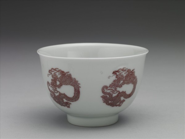 白瓷釉裡紅團龍紋杯