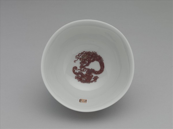 白瓷釉裡紅團龍紋杯