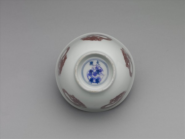 白瓷釉裡紅團龍紋杯