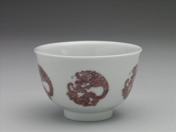 白瓷釉裡紅團龍紋杯