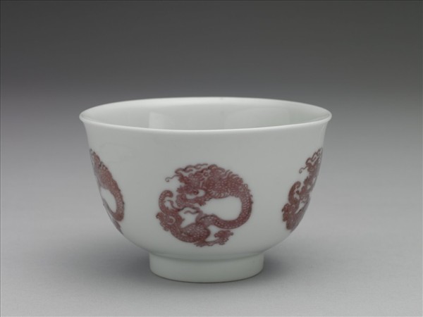 白瓷釉裡紅團龍紋杯