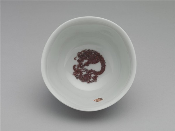 白瓷釉裡紅團龍紋杯