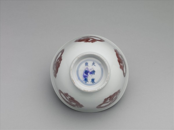 白瓷釉裡紅團龍紋杯