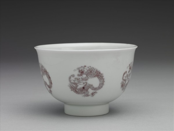 白瓷釉裡紅團龍紋杯
