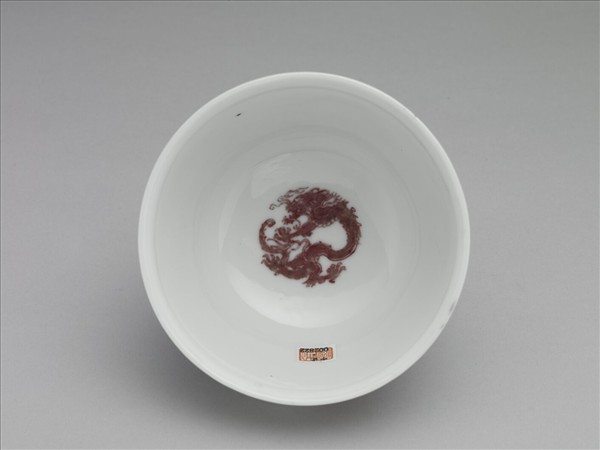白瓷釉裡紅團龍紋杯