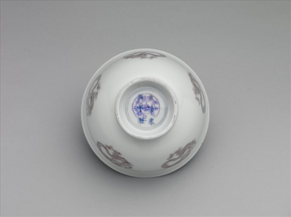 白瓷釉裡紅團龍紋杯