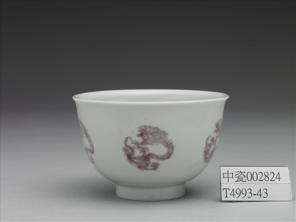 白瓷釉裡紅團龍紋杯