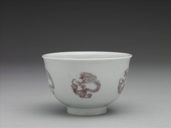 白瓷釉裡紅團龍紋杯