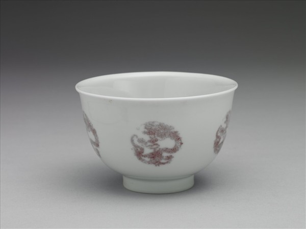 白瓷釉裡紅團龍紋杯