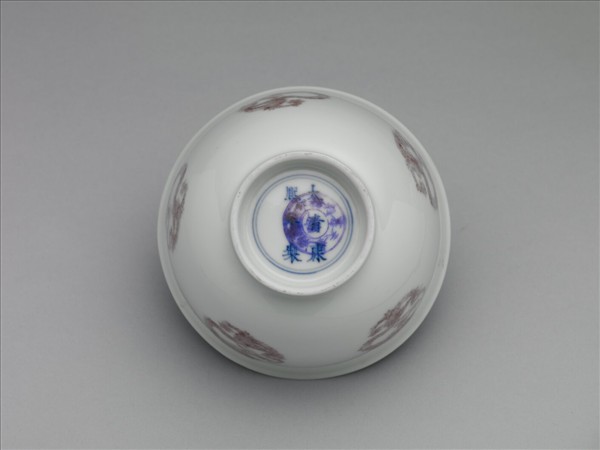 白瓷釉裡紅團龍紋杯