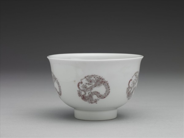 白瓷釉裡紅團龍紋杯