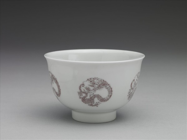 白瓷釉裡紅團龍紋杯