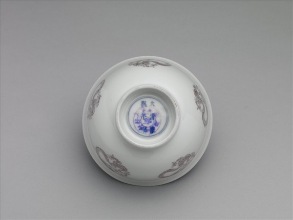 白瓷釉裡紅團龍紋杯