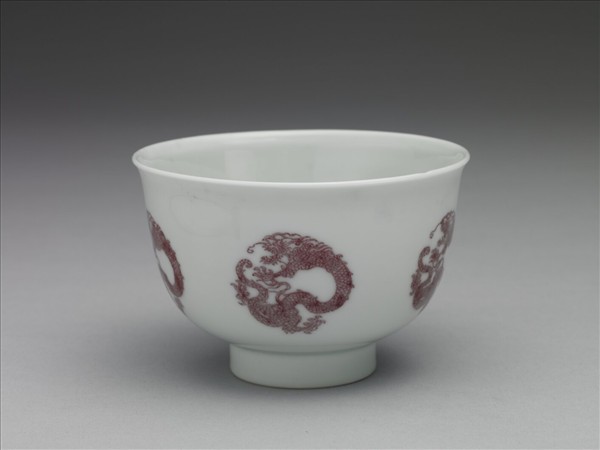 白瓷釉裡紅團龍紋杯