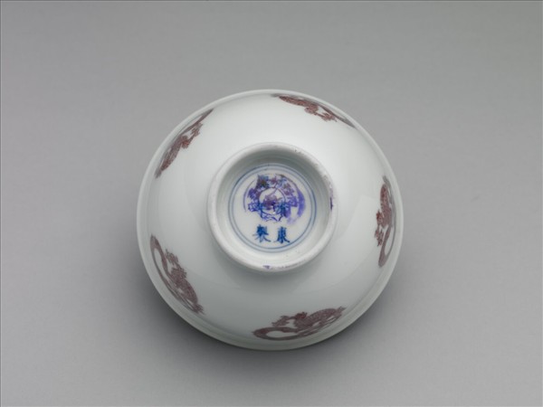 白瓷釉裡紅團龍紋杯