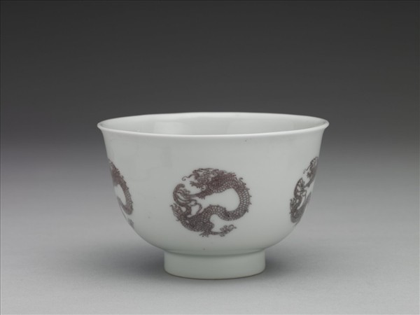白瓷釉裡紅團龍紋杯