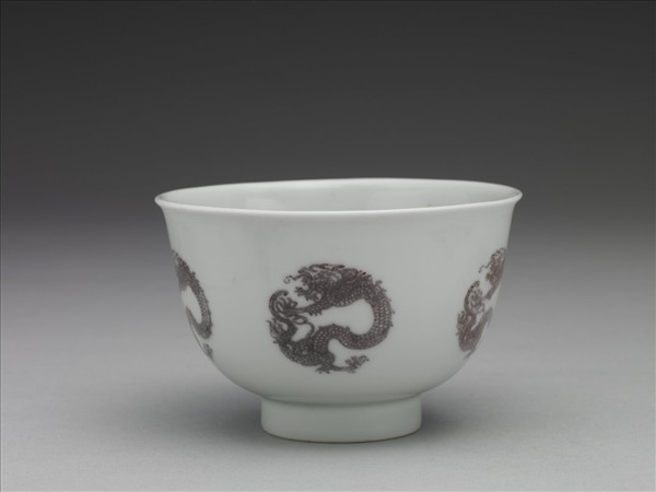 白瓷釉裡紅團龍紋杯