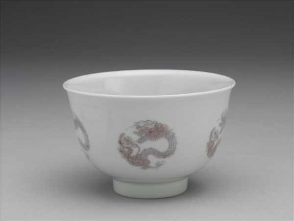 白瓷釉裡紅團龍紋杯