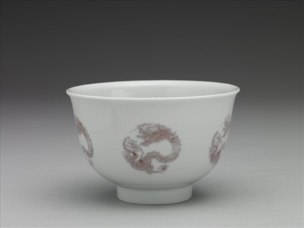 白瓷釉裡紅團龍紋杯