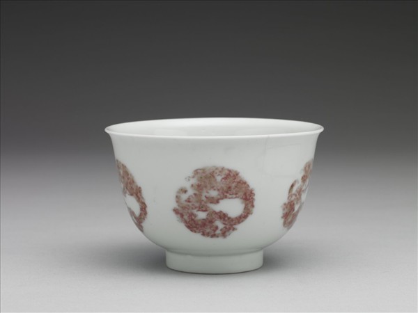 白瓷釉裡紅團龍紋杯