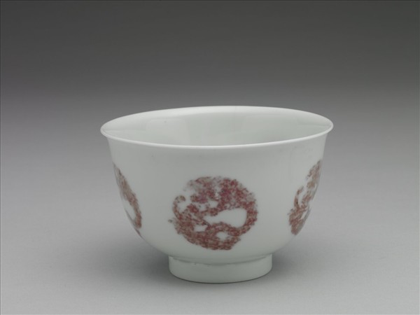 白瓷釉裡紅團龍紋杯