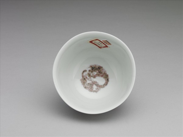 白瓷釉裡紅團龍紋杯