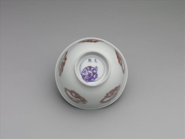 白瓷釉裡紅團龍紋杯