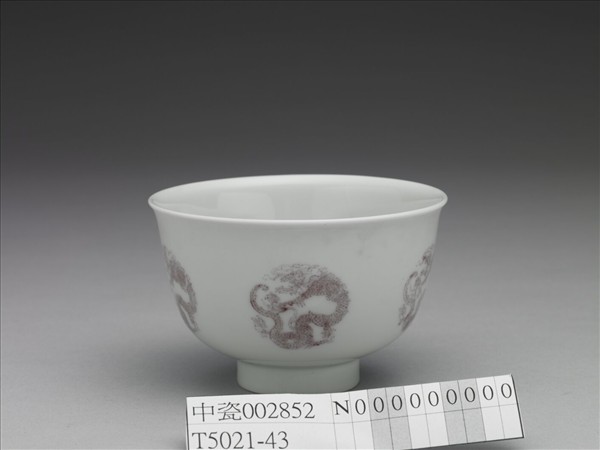 白瓷釉裡紅團龍紋杯