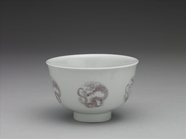 白瓷釉裡紅團龍紋杯