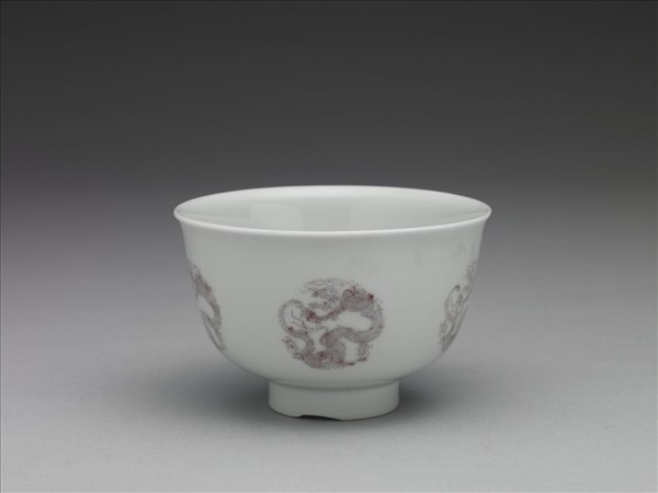 白瓷釉裡紅團龍紋杯