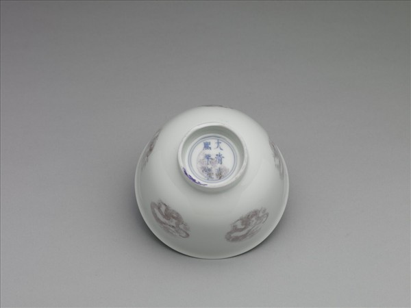 白瓷釉裡紅團龍紋杯