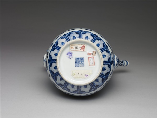 青花荔枝桃實紋執壺