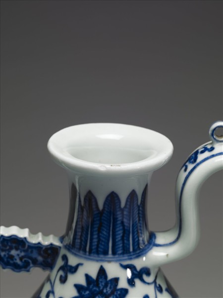 青花荔枝桃實紋執壺