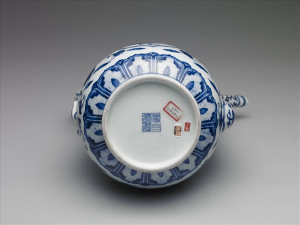 青花荔枝桃實紋執壺