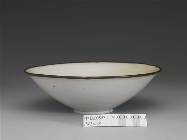 定窯 白瓷劃花蓮紋碗