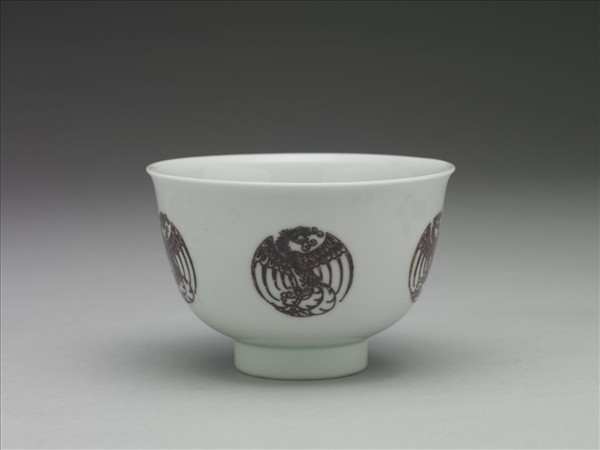 白瓷釉裡紅團鳳紋杯