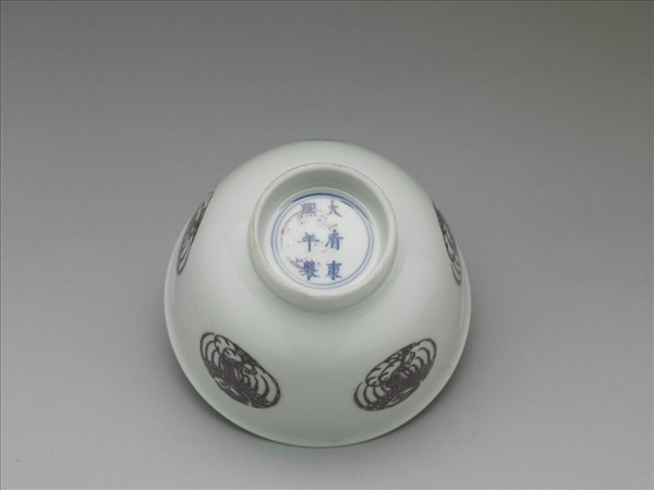 白瓷釉裡紅團鳳紋杯