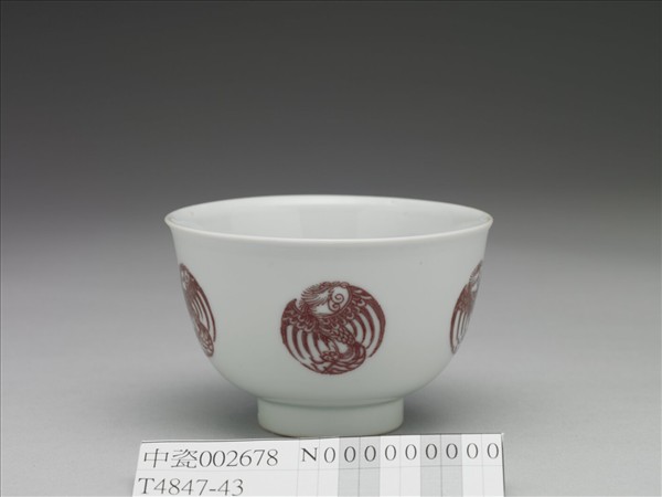 白瓷釉裡紅團鳳紋杯