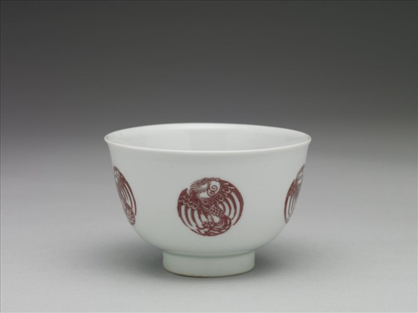 白瓷釉裡紅團鳳紋杯