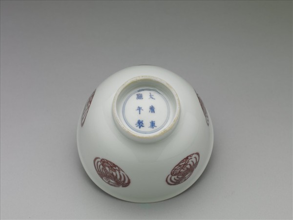 白瓷釉裡紅團鳳紋杯