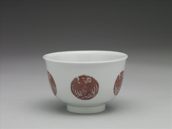 白瓷釉裡紅團鳳紋杯