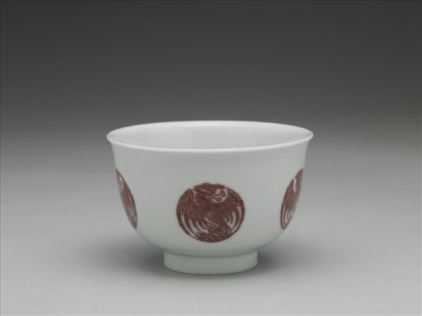 白瓷釉裡紅團鳳紋杯