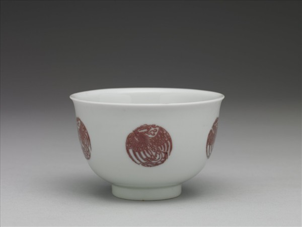 白瓷釉裡紅團鳳紋杯