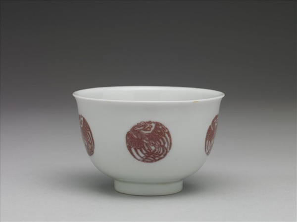 白瓷釉裡紅團鳳紋杯
