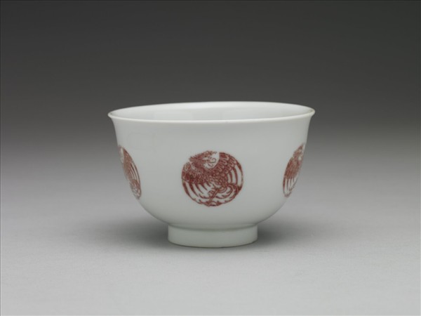 白瓷釉裡紅團鳳紋杯