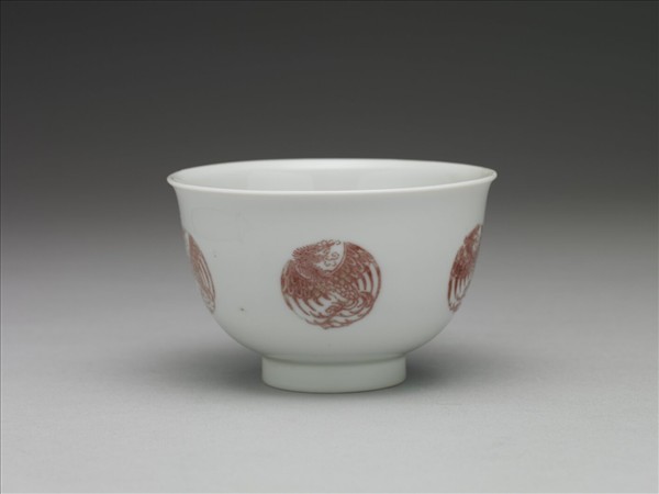 白瓷釉裡紅團鳳紋杯
