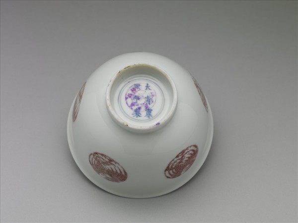 白瓷釉裡紅團鳳紋杯