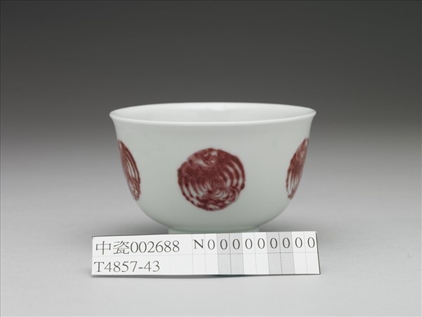 白瓷釉裡紅團鳳紋杯